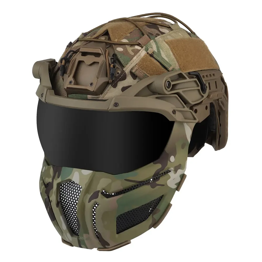 Un casco de camuflaje con una mascarilla