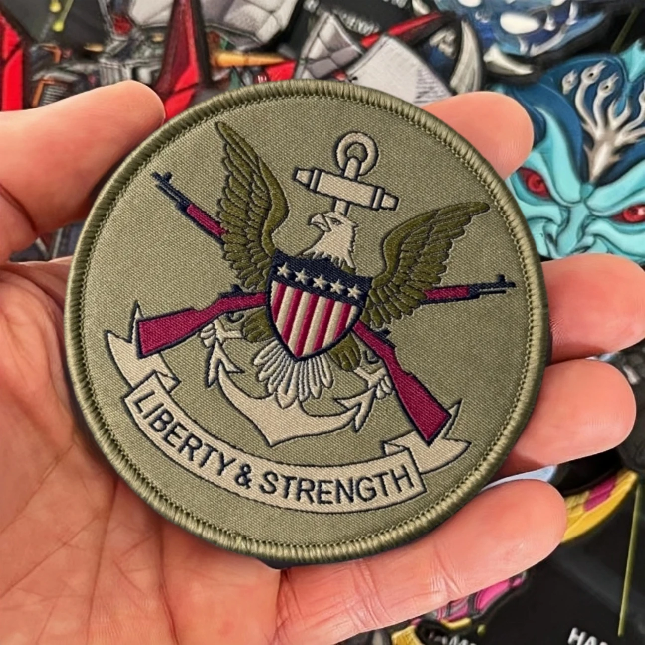 Parche táctico de moral de la bandera de EE. UU. de la libertad y la fuerza, brazalete militar, parches bordados de gancho y bucle para ropa, pegatina para mochila - imagen 2