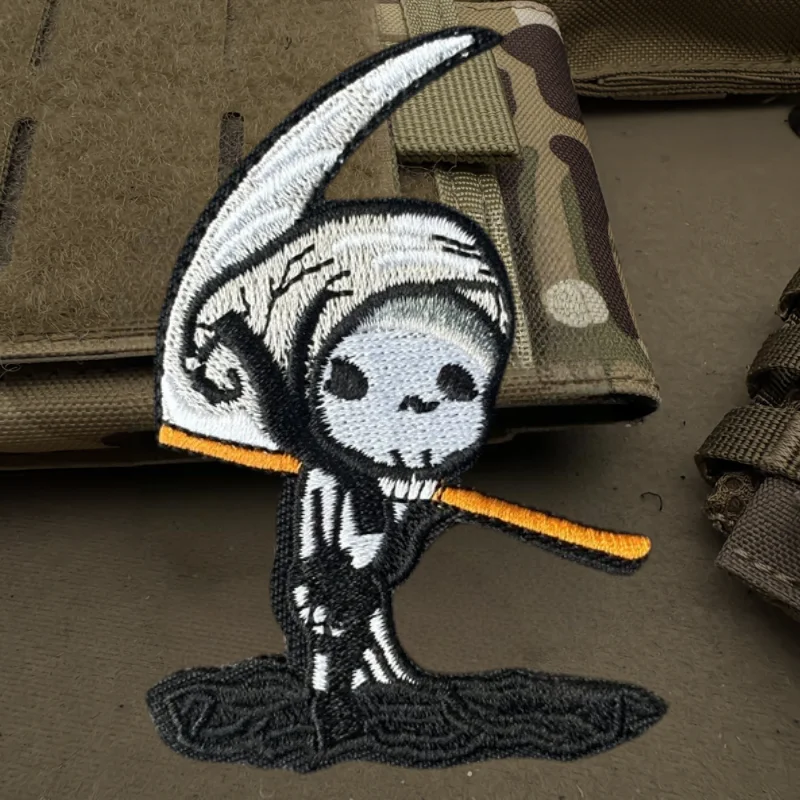 Parche bordado 3D Little Grim Reaper, insignia de moral táctica con gancho y bucle, pegatinas decorativas para mochila, parches para brazalete para ropa - imagen 4