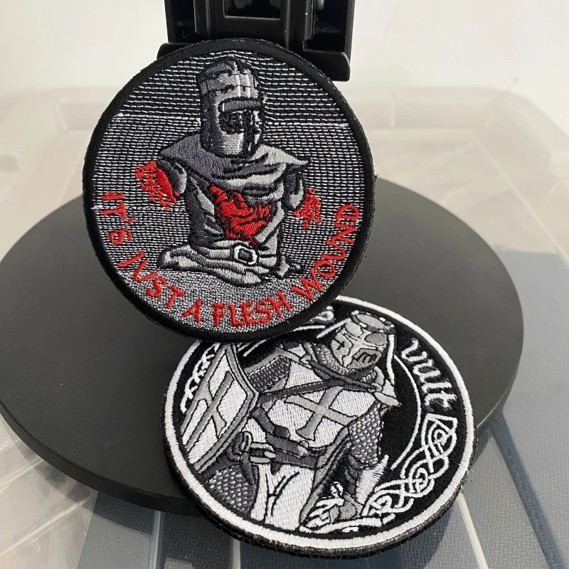 Es sólo una herida de carne, parches tácticos bordados, parche militar Deus Vult Crusader, insignia de caballero negro, emblemas de gancho y bucle - imagen 2