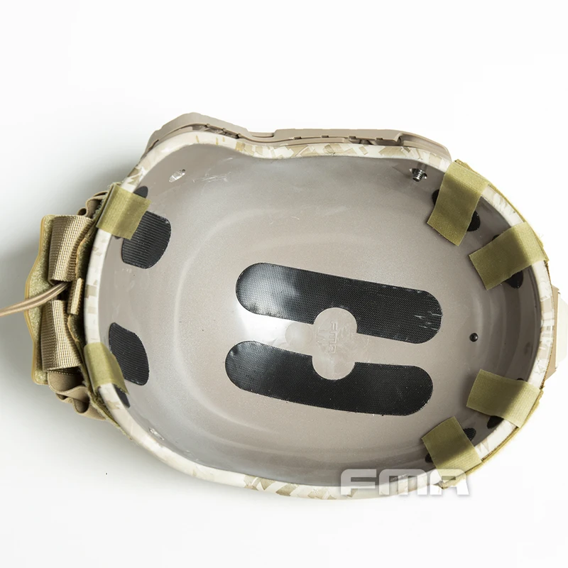 Un casco con una correa y un fondo blanco