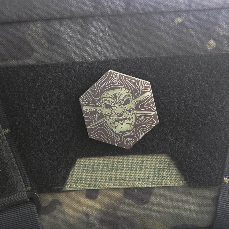 Parches de esqueleto samurái hexagonales, acrílico, impresión UV, Calavera luminosa, insignia táctica DIY para ropa, decoración de mochila con gancho - imagen 4
