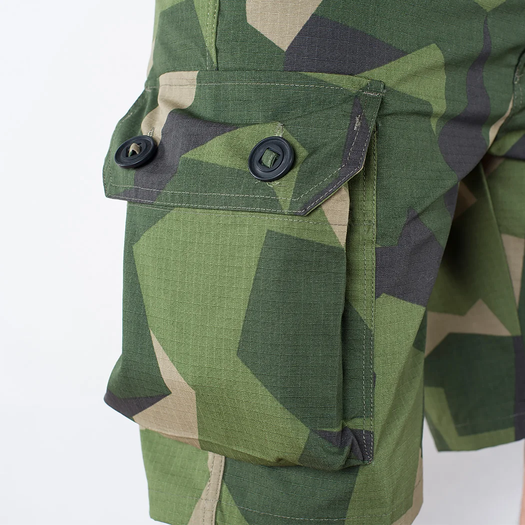 Un par de pantalones cortos de camuflaje con un bolsillo en el costado