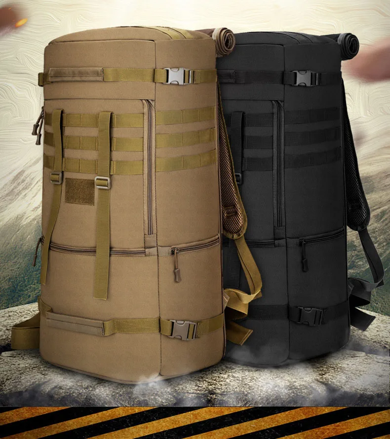 Dos mochilas uno negro y un bronceado están sentados en una roca