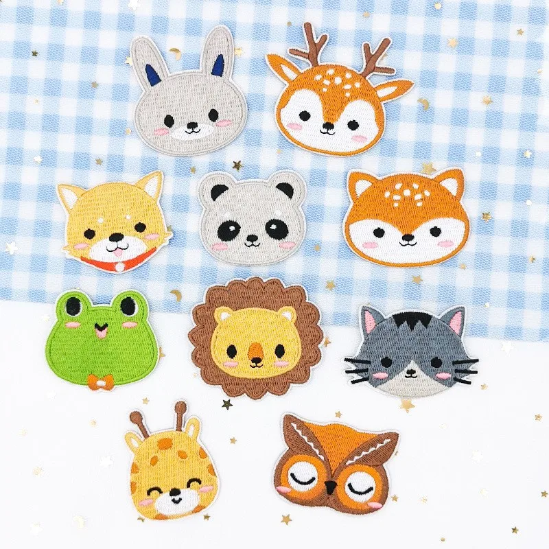 Set de parches bordados de animales sobre superficie de tela