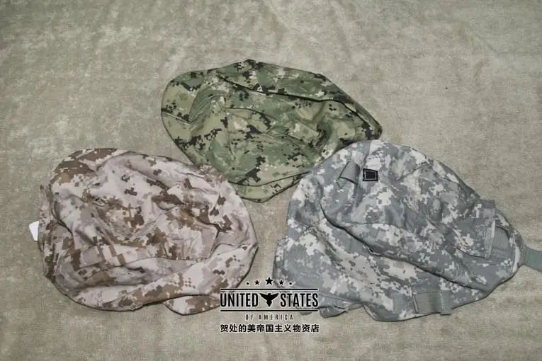 Cuatro sombreros de camuflaje están sobre una mesa