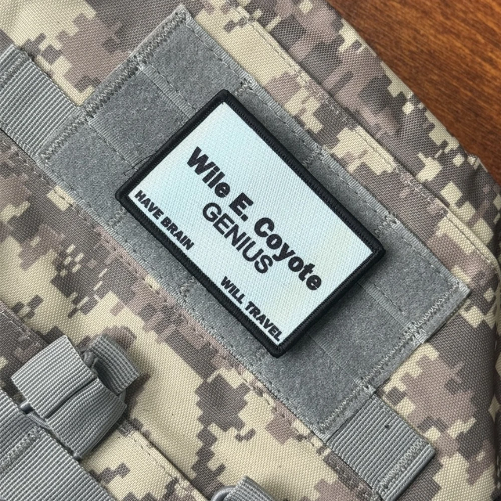 Tarjeta de visita Wile E Coyote Morale insignia parche militar táctico personalizado apliques impreso gancho y bucle ropa mochila pegatinas
