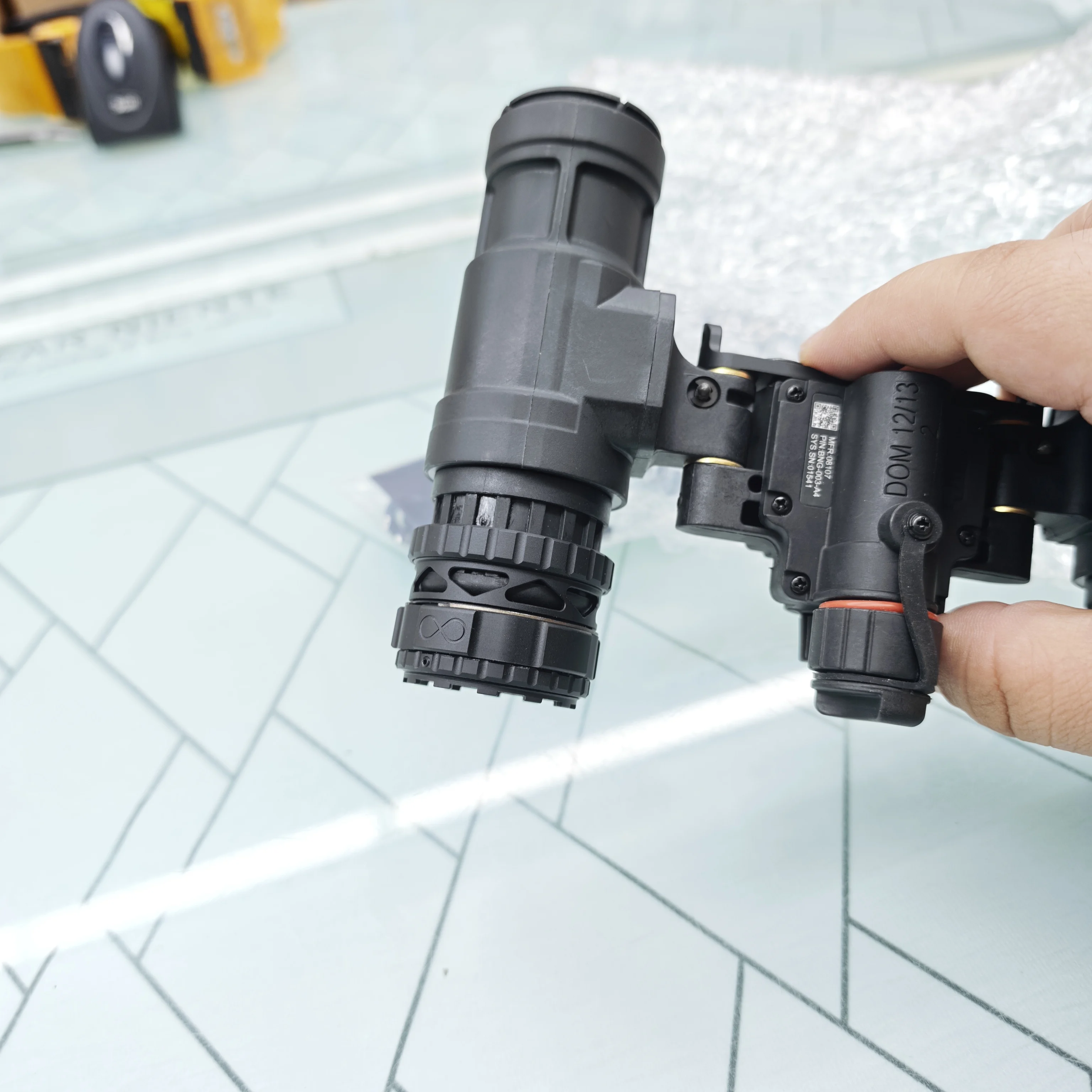 FERRO Concepts PVS14 /PVS31 GPNVG18 Dispositivo de visión nocturna con placa de metal de apertura ajustable y lentes protectoras - imagen 4