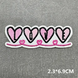 Parche bordado de corazón rosa con letras – Termoadhesivo para coser