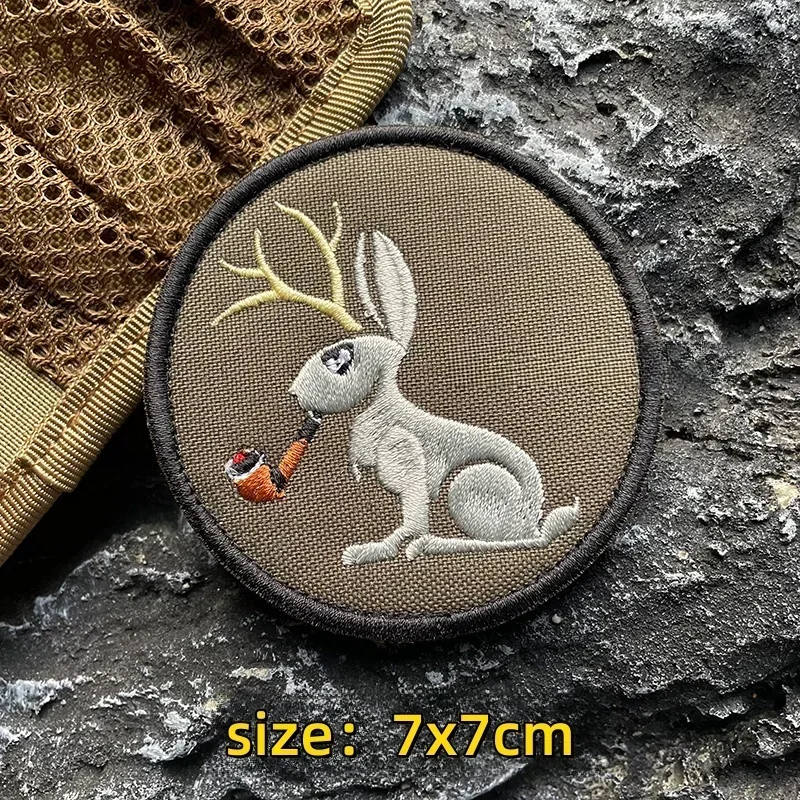 Parches tácticos de Antlers Rabbit Smoking A Pipe, parche bordado de gancho y bucle, divertido tubo de humo, insignia de moral de conejo, pegatinas de mochila - imagen 2