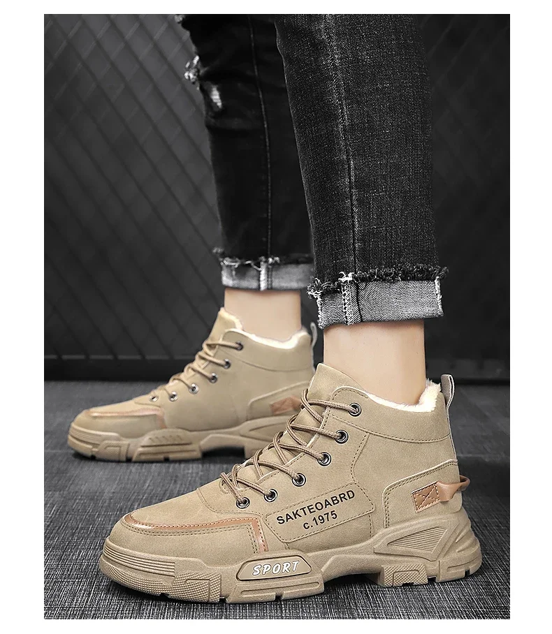 Una mujer con un par de zapatos marrones