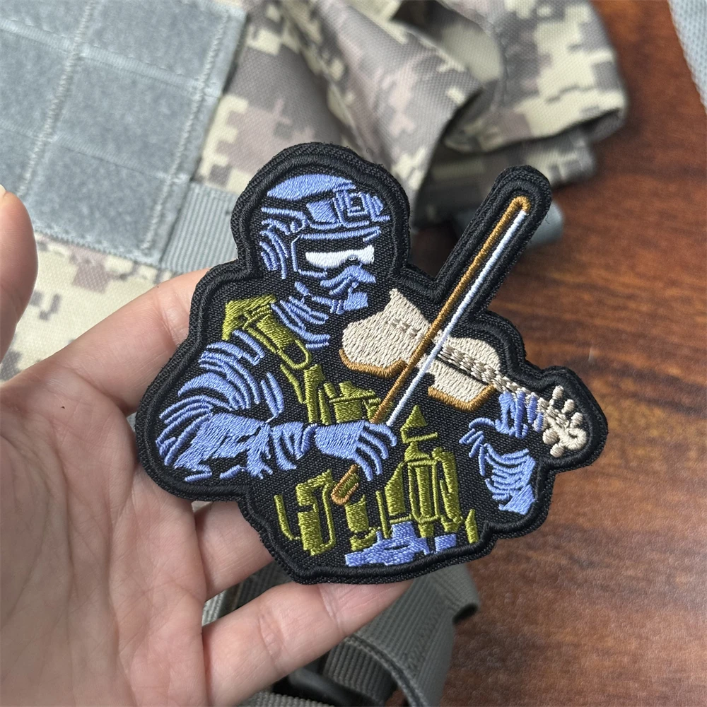 Parche táctico The Soldier Playing The Violin Chevron Morale, brazalete militar del ejército, parches de gancho y bucle bordados para ropa - imagen 5