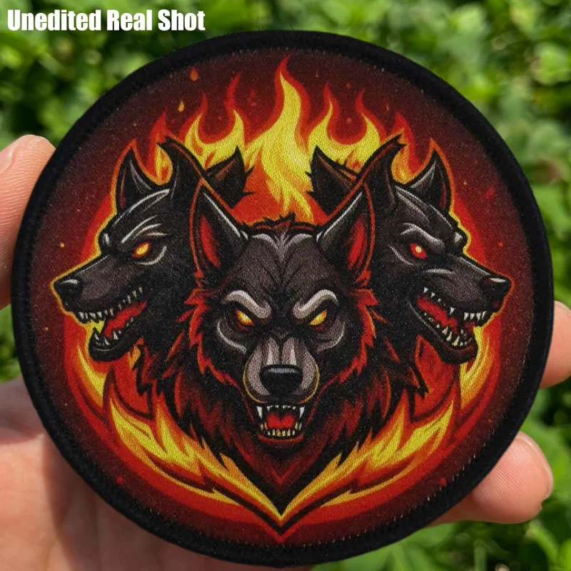 Parche Hell Dog sobre superficie de velcro