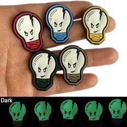 Mini bombilla de parodia de dibujos animados divertidos, insignias de PVC, parches de moral táctica con gancho en mochila, sombrero, decoración de ropa