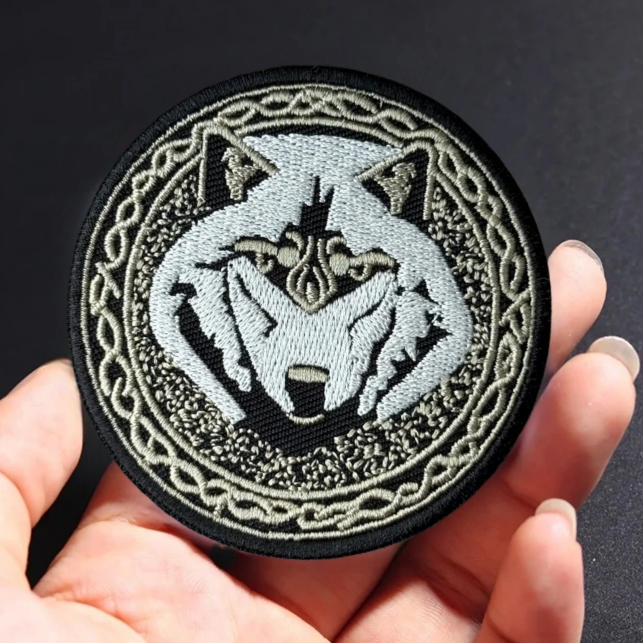 Parche bordado lobo chevron táctico con velcro para mochila - imagen 4