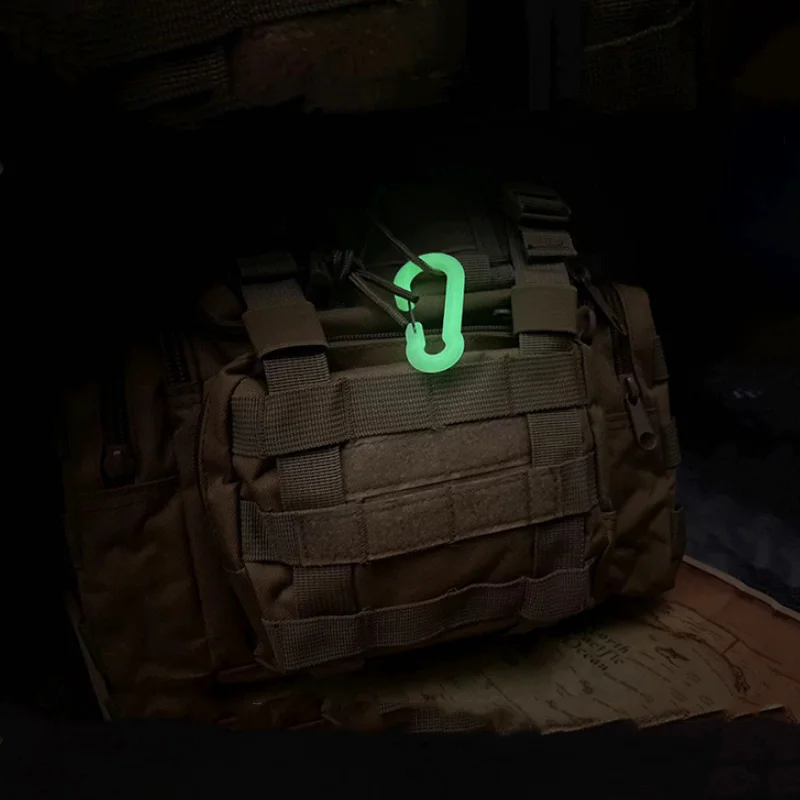 Llavero con hebilla luminosa para montañismo, accesorio colgante multifuncional para acampar al aire libre, enchufe antipérdida, luz nocturna fuerte - imagen 4