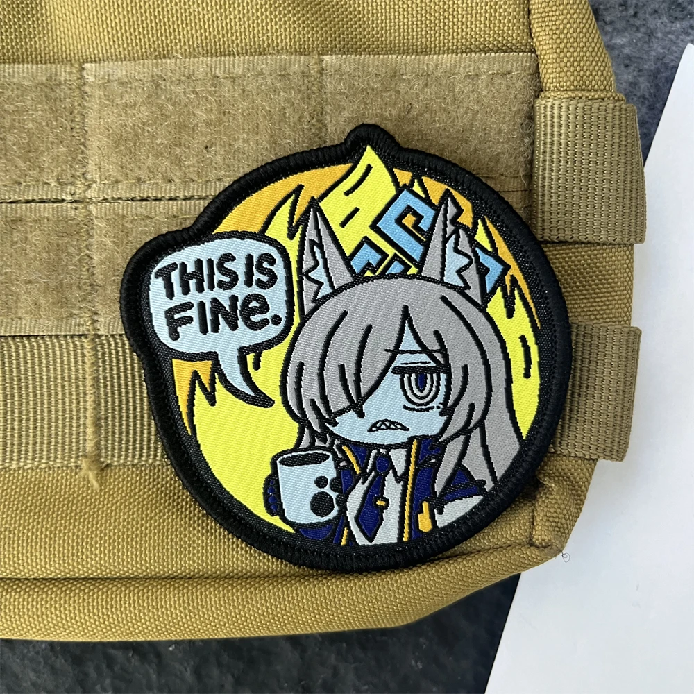 Insignia de moral Kona de hoja de cola de archivo azul, pegatinas de Anime This Is Fine Director Ye Zhu, parches impresos con gancho para ropa - imagen 4