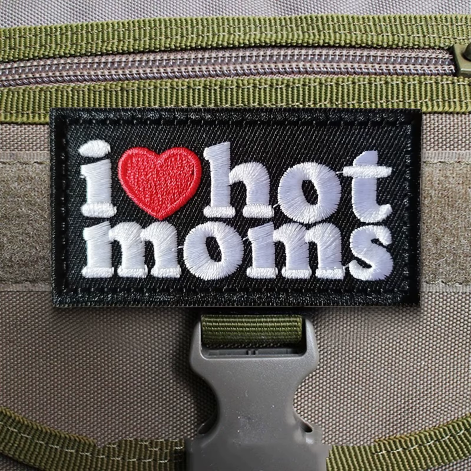 Parche bordado táctico I LOVE HOT MOMS – Velcro para mochila - imagen 2