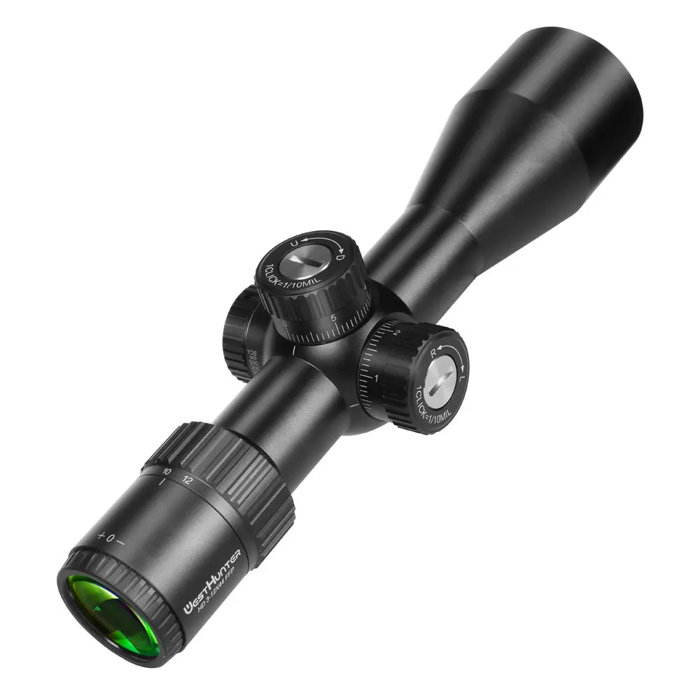 Un alcance de rifle negro con un punto verde iluminado