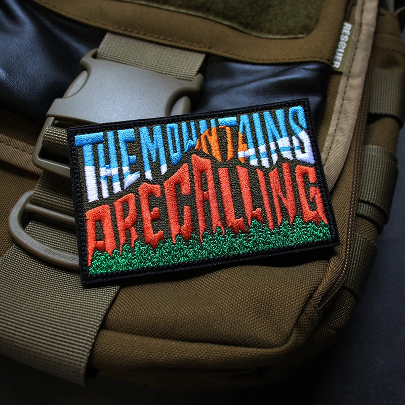 Accesorios para bolsa al aire libre, insignia completamente bordada "Las montañas están llamando", chaqueta de moral de paisaje, parche con gancho para mochila DIY