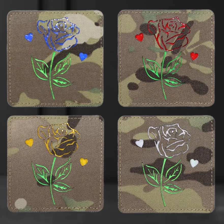 Brazalete de nailon de camuflaje con parche reflectante de rosas tácticas para decoración de ropa y mochila