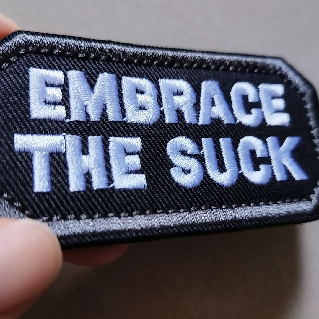 Parches Velcro Mochila TáCticos De Bordados Parche de Velcros con frase divertida "Embrace The Suck", insignia de automotivación con gancho y bucle para mochila táctica Molle - imagen 2