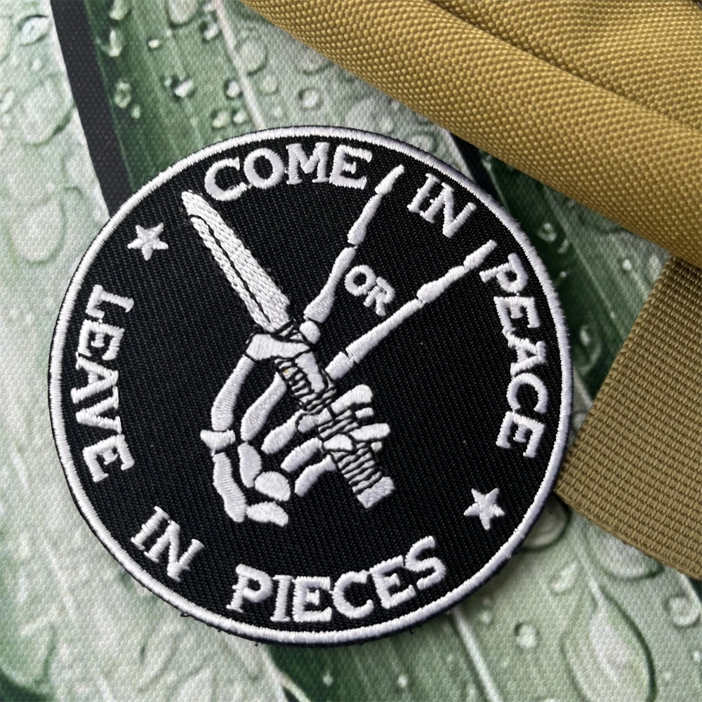Parches de insignia de moral de Humor oscuro, pegatinas bordadas de gancho y bucle, mochila táctica, ven en paz o deja en piezas - imagen 3