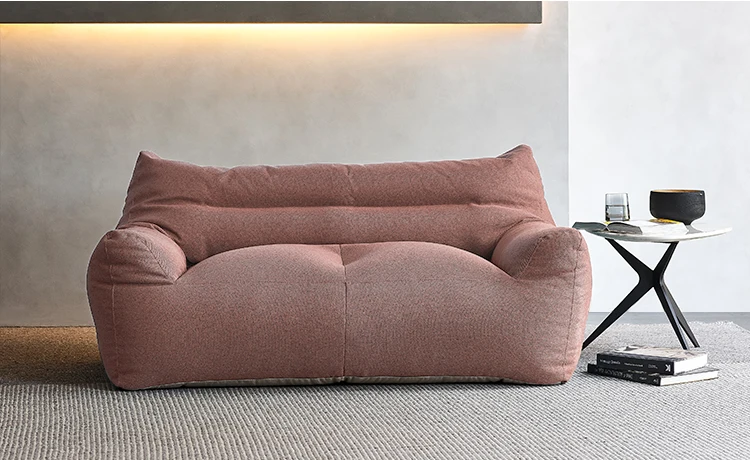 Un sofá rosa con almohadas