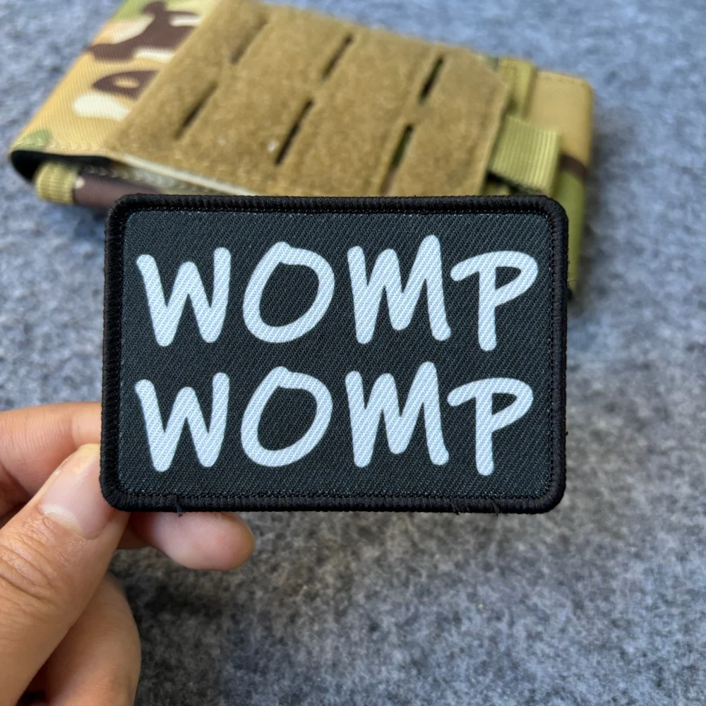 Parche bordado Womp Womp – Insignia militar con frase sarcástica