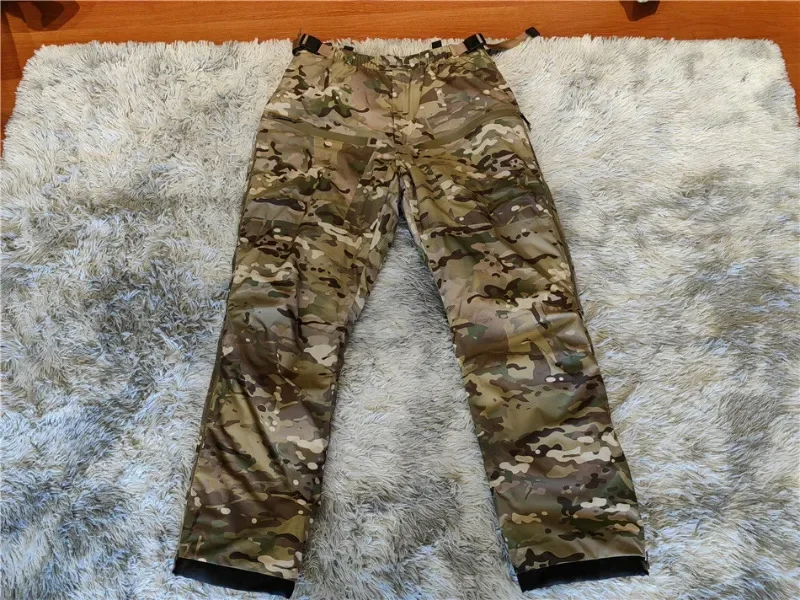 Un par de pantalones de camuflaje en una alfombra blanca