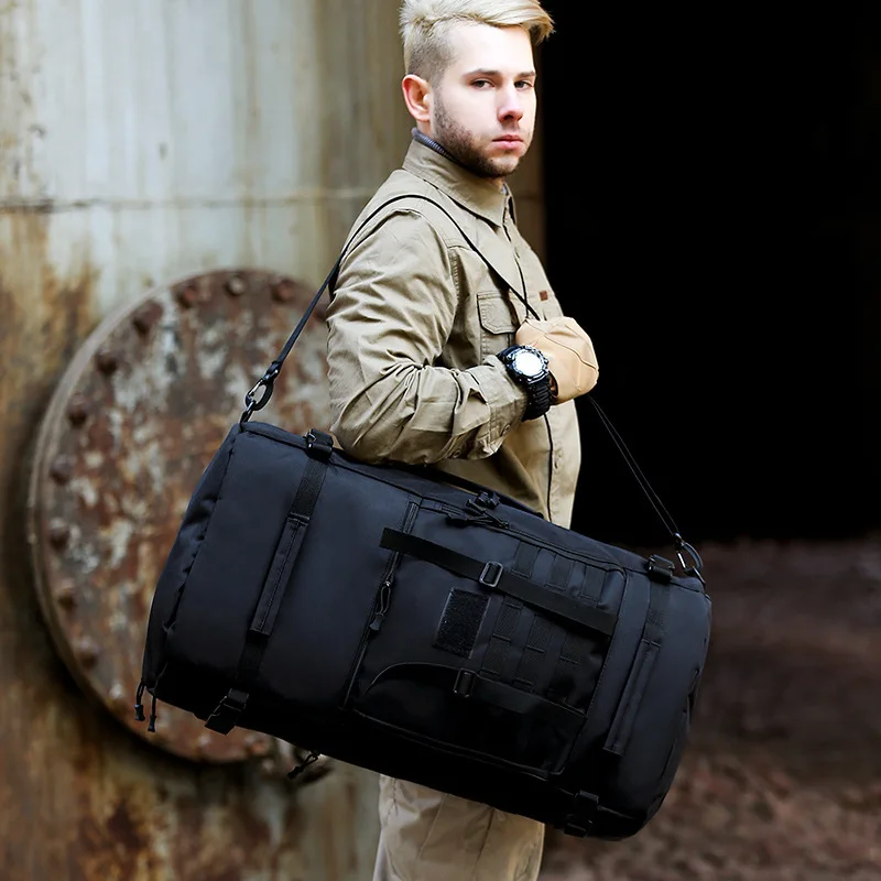 Un hombre que lleva una bolsa negra