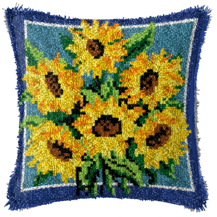 Una almohada de lanzamiento azul y amarillo con un diseño de girasol