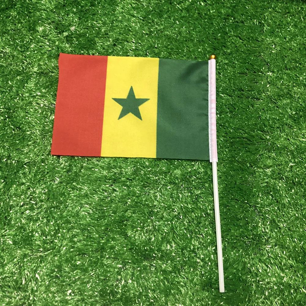 SKY FLAG Bandera de mano del Senegal 14x21cm 100 Uds poliéster penetración de doble cara Bandera ondulada de la mano del Senegal con poste de plástico - imagen 4
