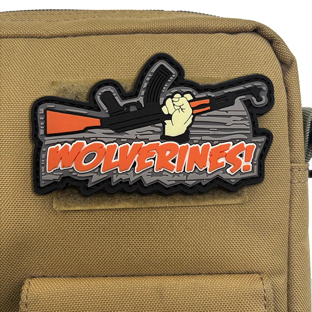 WOLVERINES Holding AK divertido insignia de moral parches de PVC para ropa táctica militar apliques personalizados gancho bucle mochila pegatina