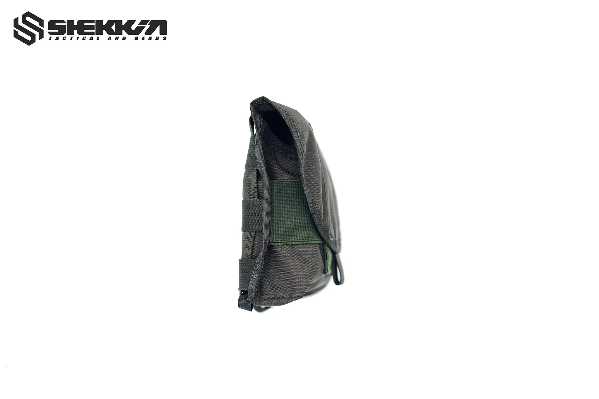 Una mochila con una correa verde