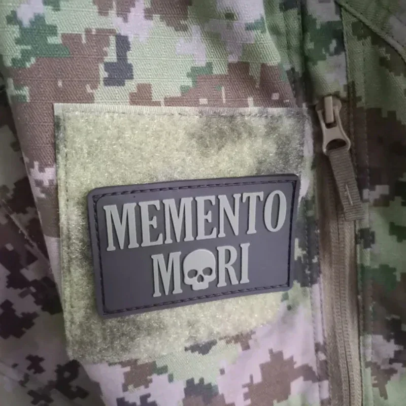 Insignia de moral de PVC "Memento Mori", parches luminosos de gancho y bucle, emblema de calavera táctica, brazalete militar, pegatinas para mochila - imagen 5