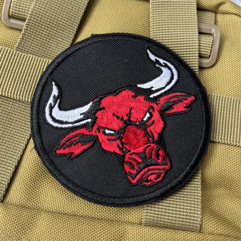 Chevron-brrazalete táctico de moral de torero rojo, parches bordados de gancho y bucle para ropa, emblemas, pegatina para mochila - imagen 4