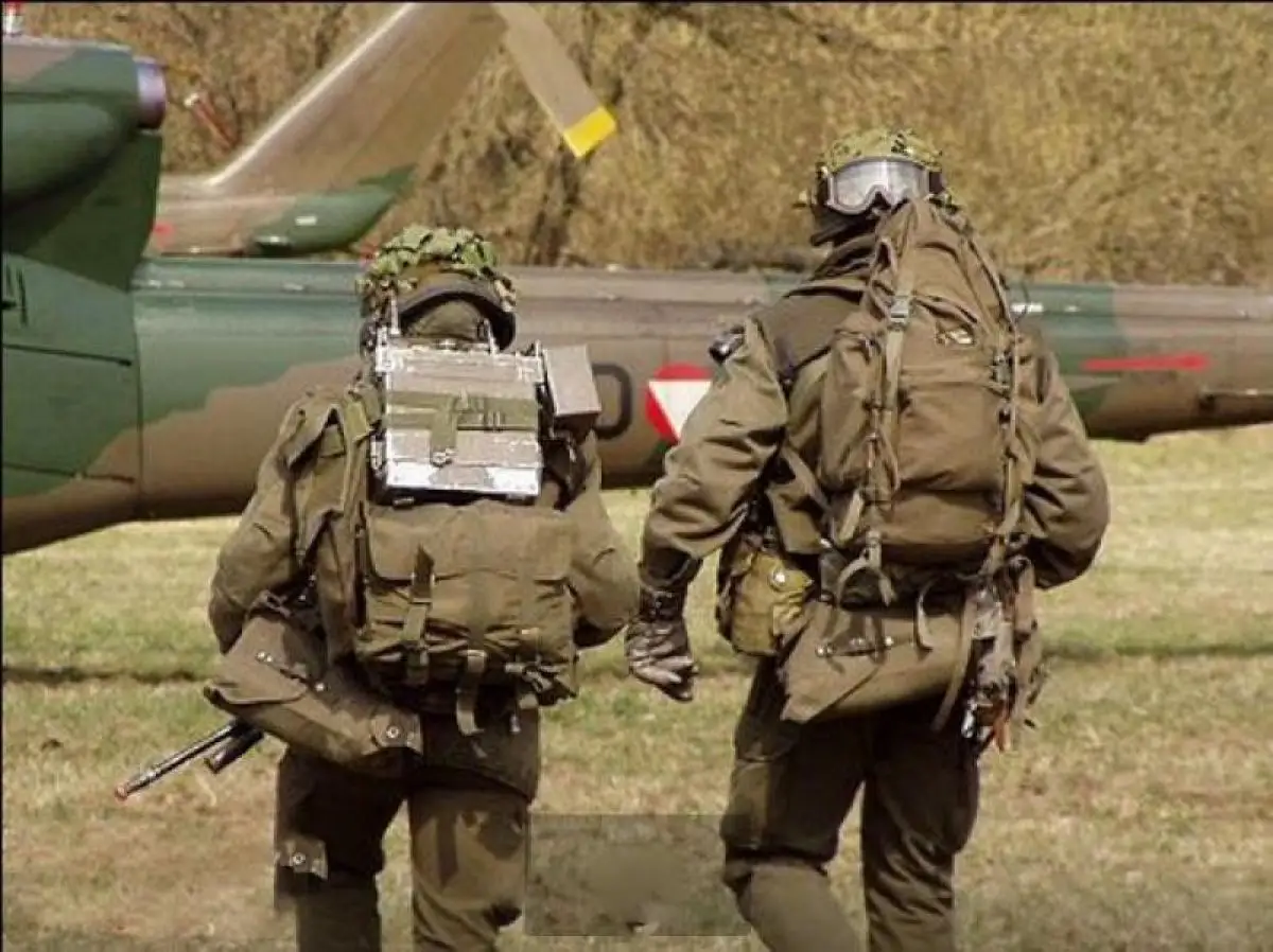 Mochila de viaje impermeable para exteriores, bolsa de lona táctica de gran capacidad de 35L, con soporte de tabla acolchada, para acampar y viajar - imagen 3