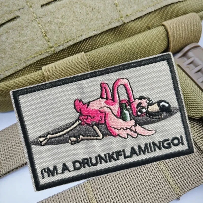 “Soy un flamenco borracho!” Parche bordado Chaleco táctico Gancho y bucle Insignia moral Mochila Pegatinas Parches para brazalete para ropa - imagen 5