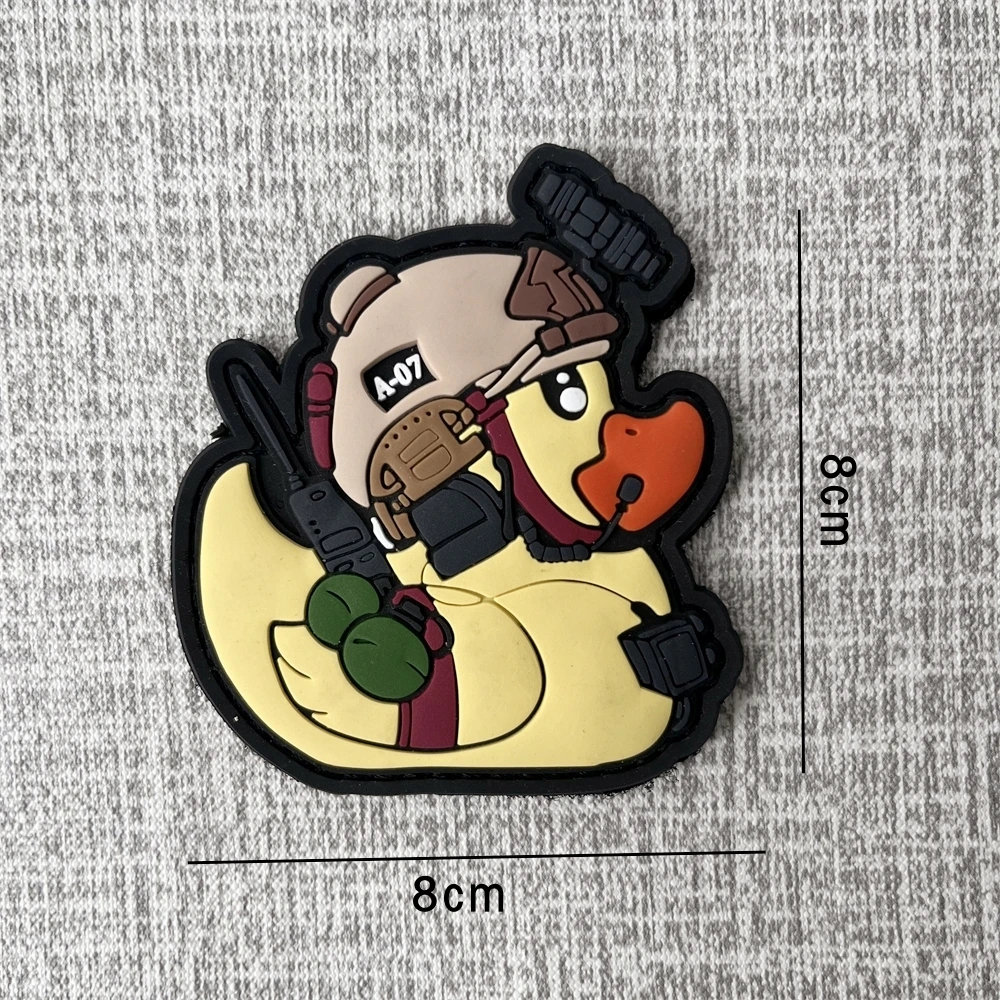 Un patito de goma con una pistola en su parte posterior