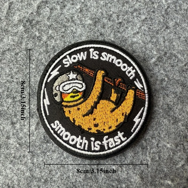 Parche táctico bordado mapache – Velcro con lema slow is smooth - imagen 2