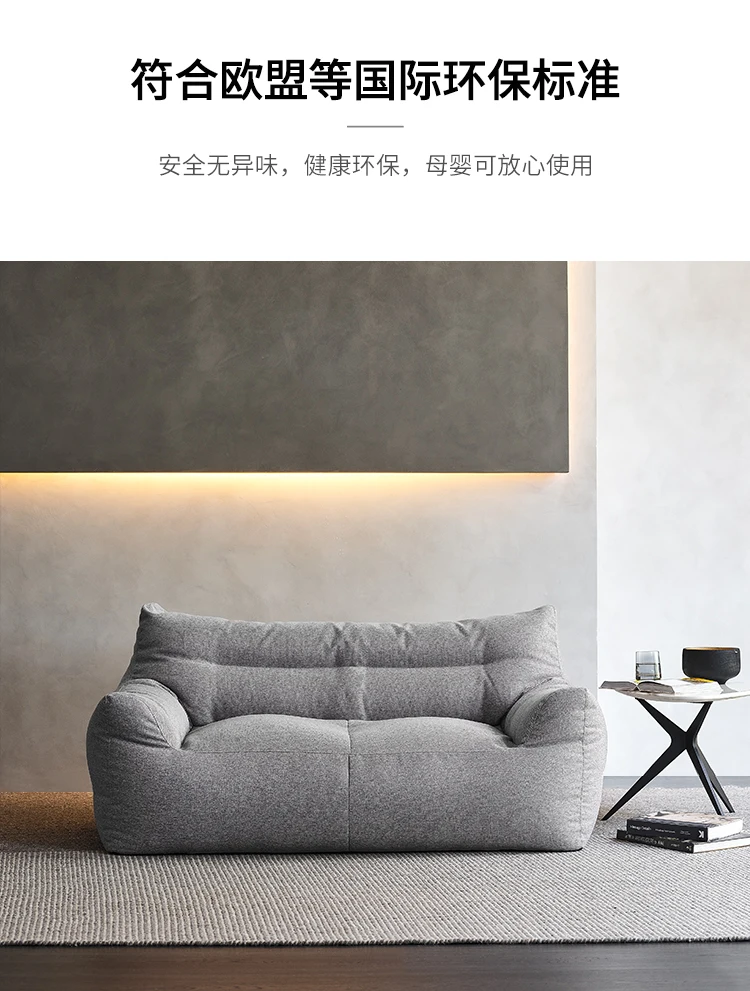 Un sofá gris con una almohada