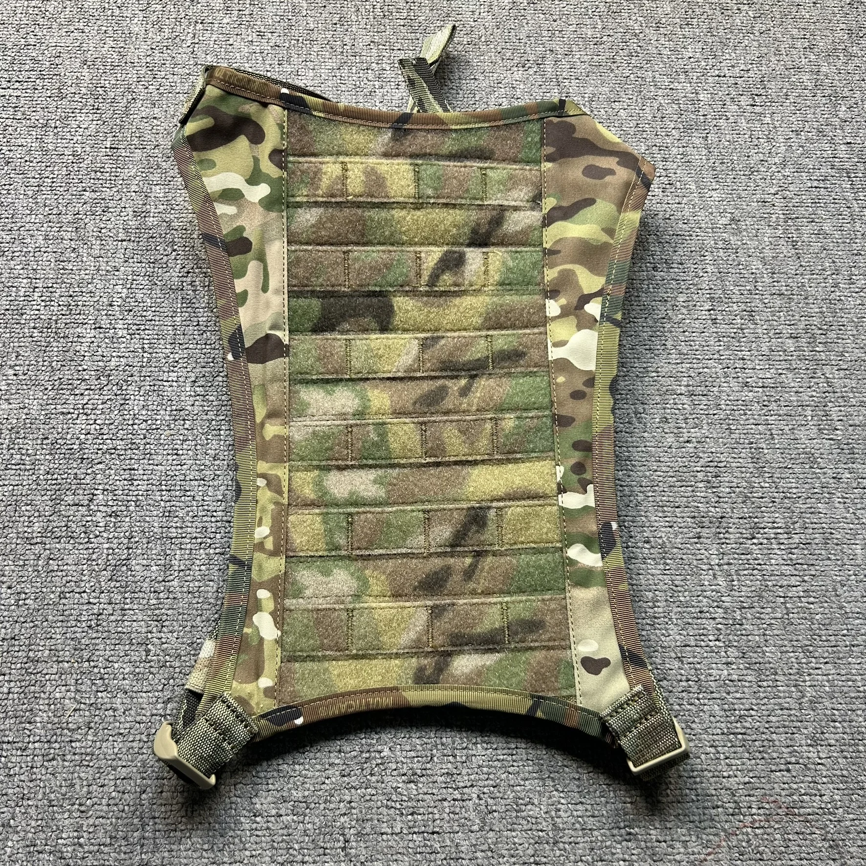 Mochila táctica con bolsillos dobles de canguro, compartimento de expansión, panel MOLLE y colgador para casco - imagen 4