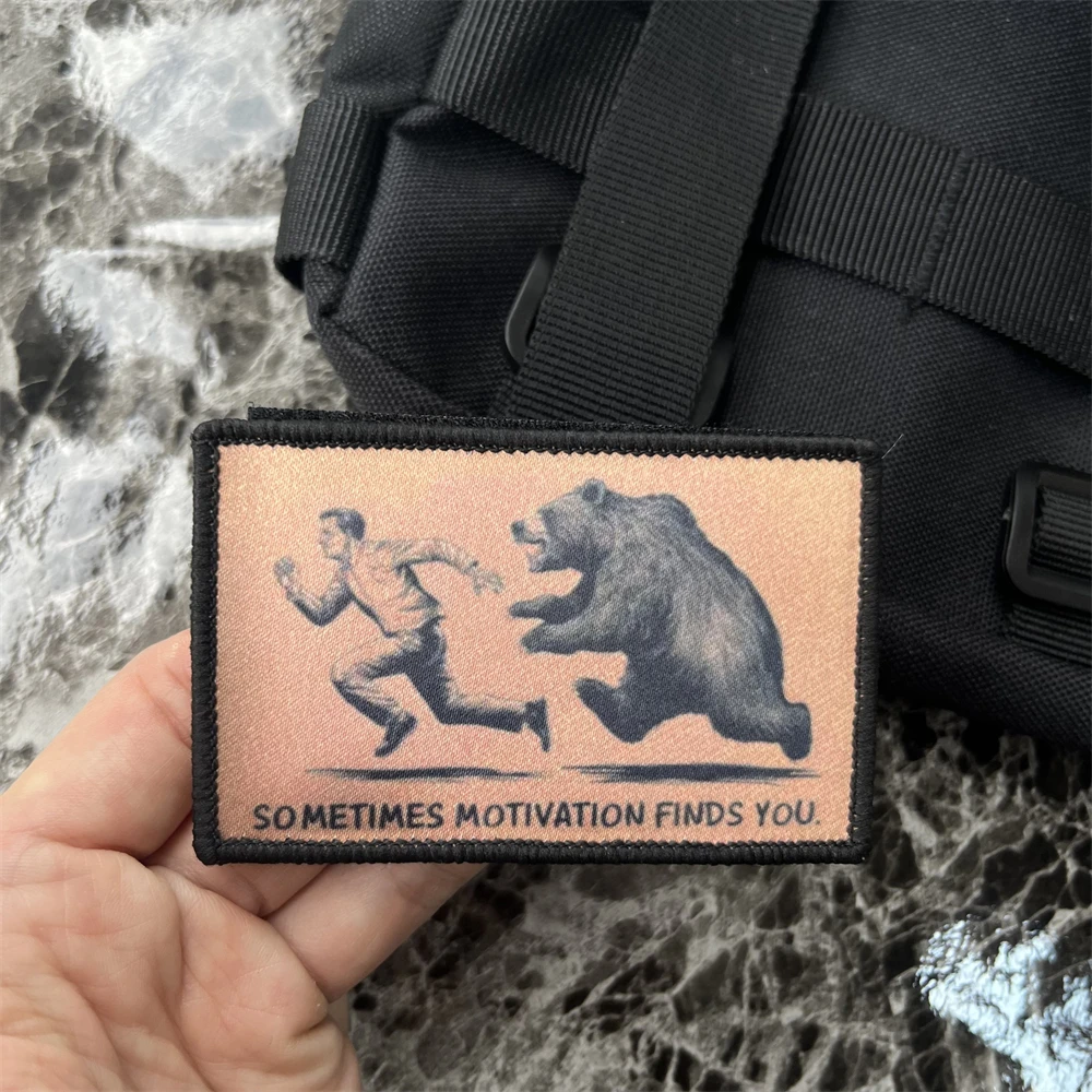 Parches de insignia de moral de los osos salvajes te están persiguiendo, "A veces, motivación te encuentra", brazalete táctico, mochila, pegatinas impresas - imagen 3