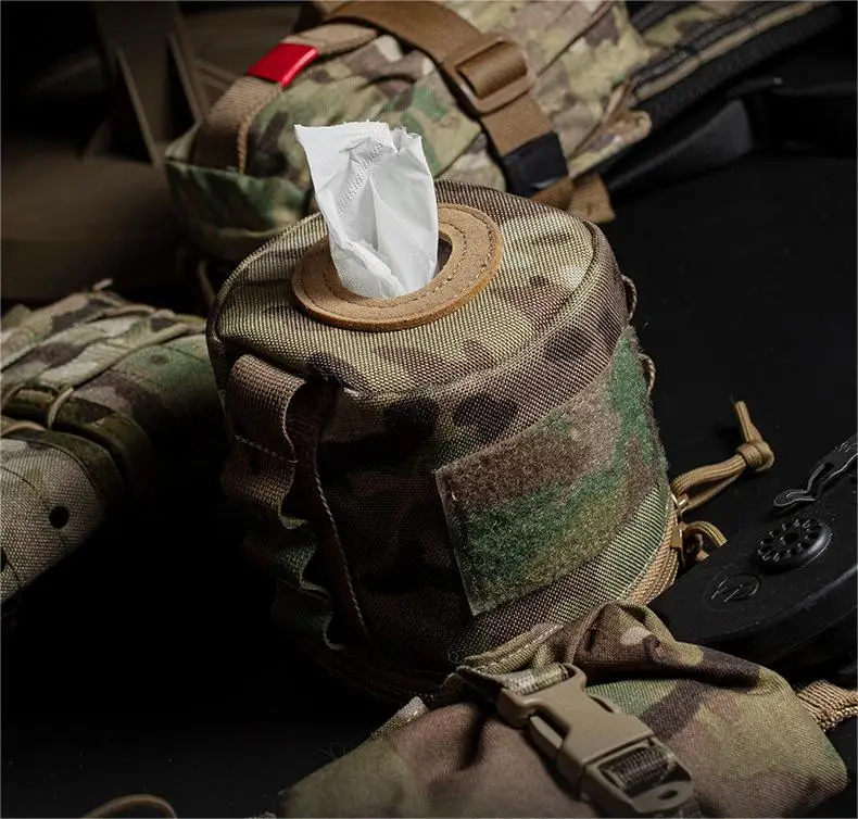 Un pañuelo está en un contenedor en la mochila militar