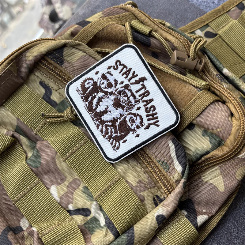 Parche bordado de mapache de dibujos animados tácticos, parche con gancho, insignia de moral, parches para ropa, pegatinas para mochila