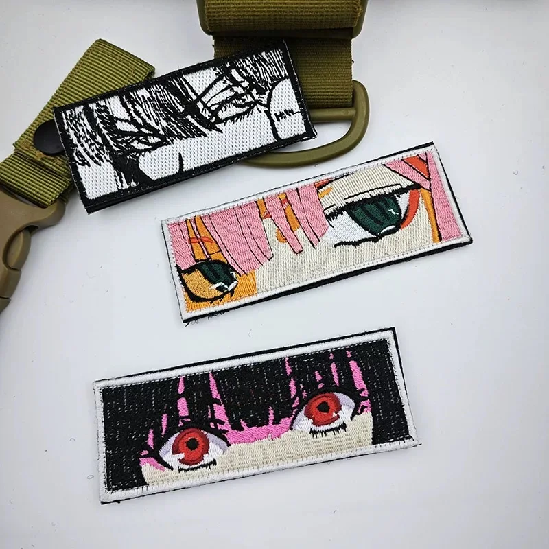 Parches de Ojos de media cara de Anime para niñas, bordado de pelo rojo, brazalete táctico de moral, insignias en mochila, pegatinas de gancho y bucle