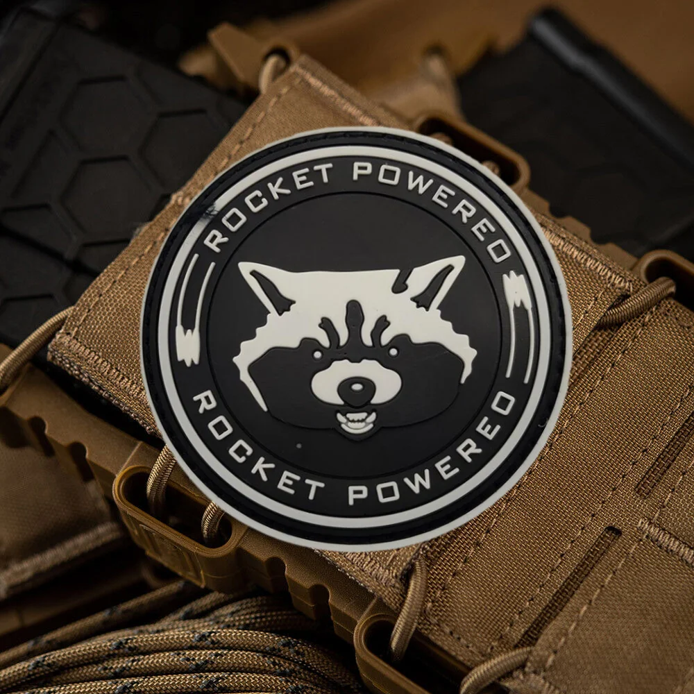 Insignia de moral alimentada por cohete de dibujos animados, parche de PVC, cabeza de mapache luminosa táctica, gancho militar y bucle, mochila, sombrero, accesorios, pegatina - imagen 5