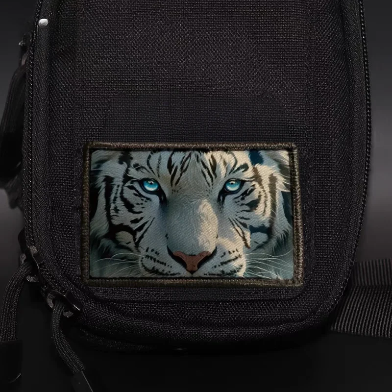Parches tácticos con gancho y bucle con estampado de ojo de tigre, insignia de moral Animal, brazalete, insignia militar, mochila, sombrero, accesorios, pegatinas - imagen 2