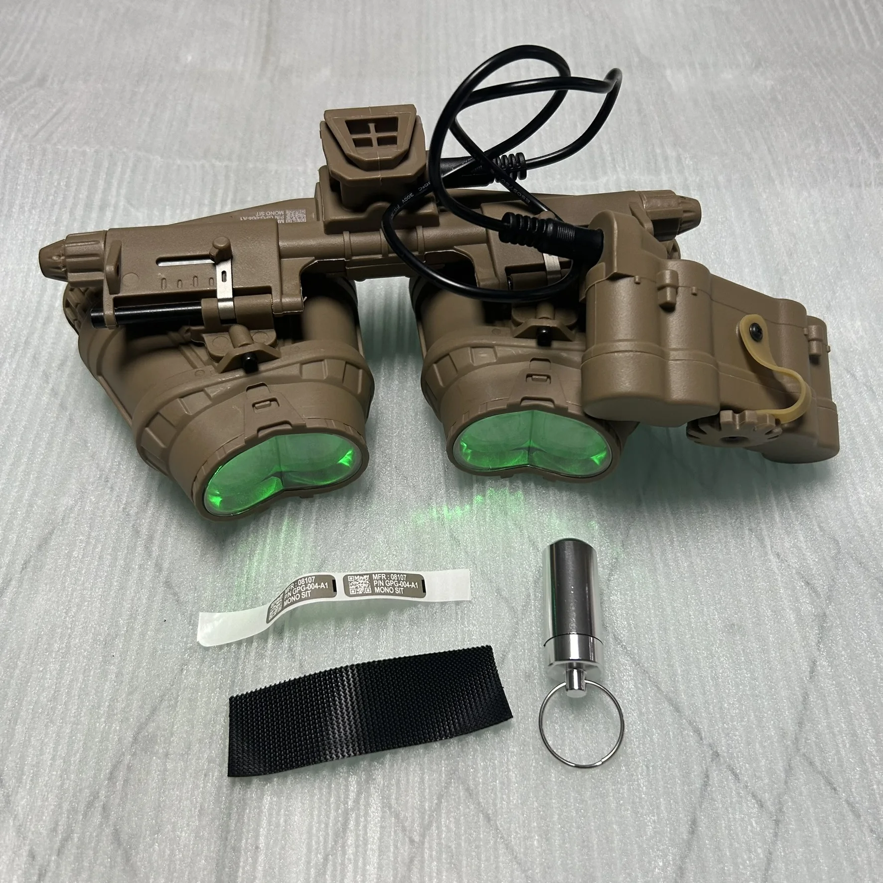Modelo NVG cuádruple GPNVG18 con adaptador abatible montado en casco L4G24, versión de luz verde no funcional para entrenamiento - imagen 3